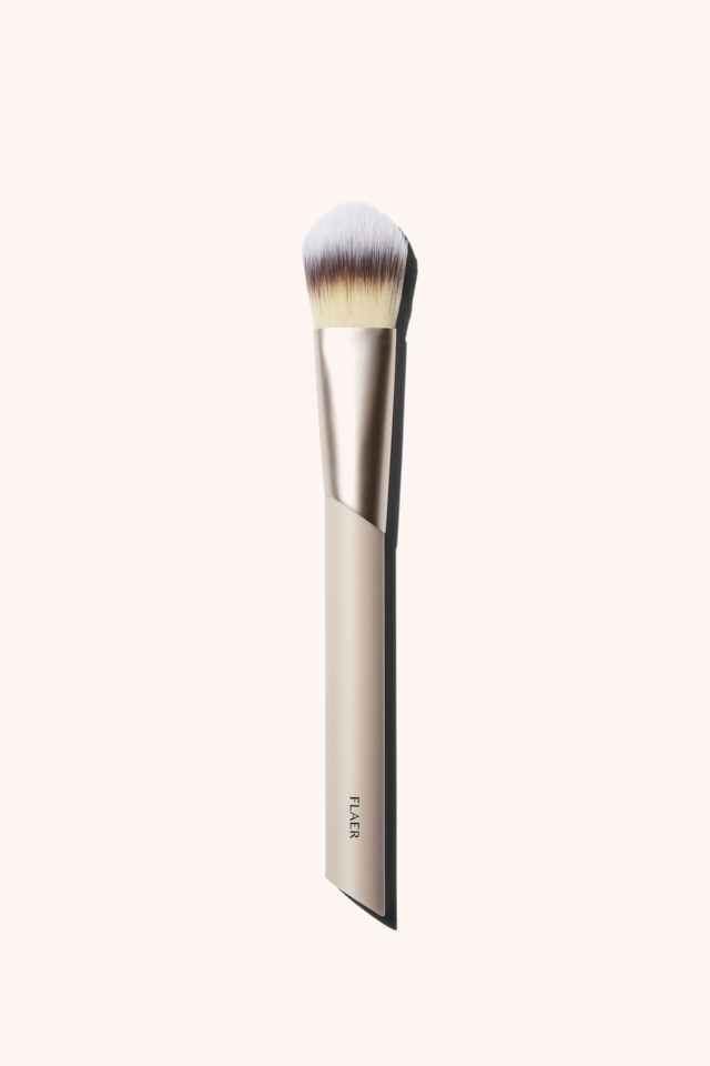 107 Flat Foundation Brush