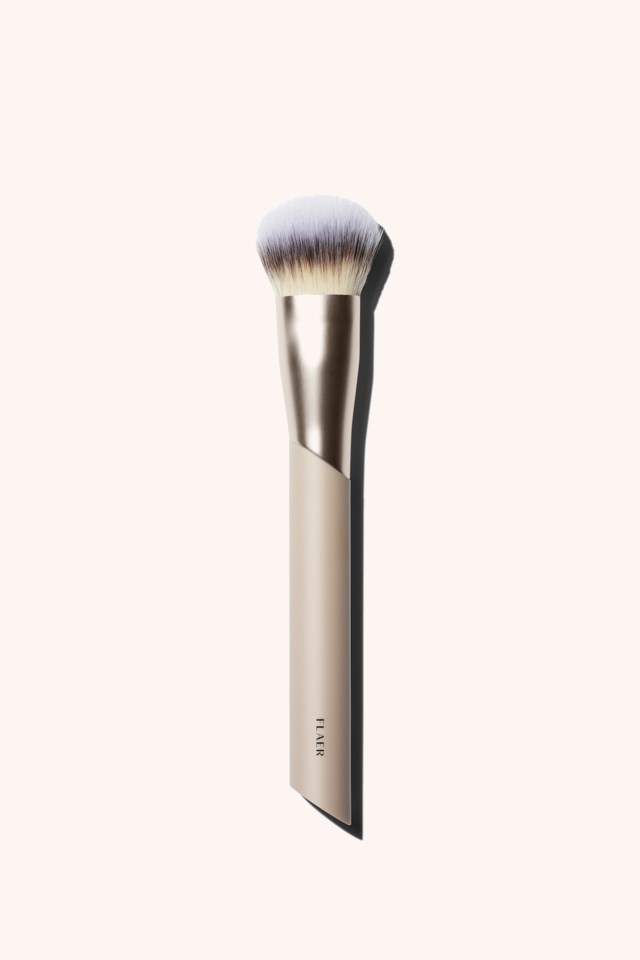 106 Buffing Foundation Brush